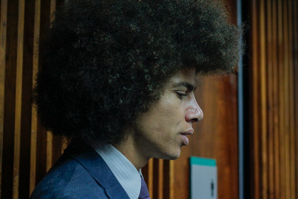 homem negro de perfil
