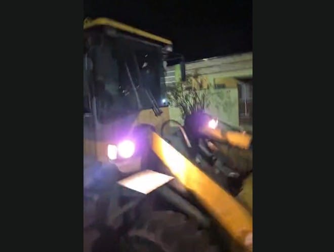 retroescavadeira amarela no Paraná