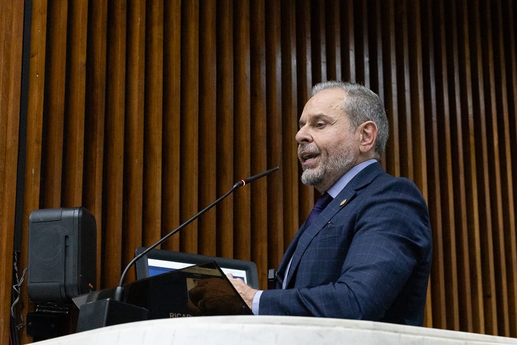 Novos ataques de Ricardo Arruda unem direita e esquerda em defesa de deputada na Assembleia