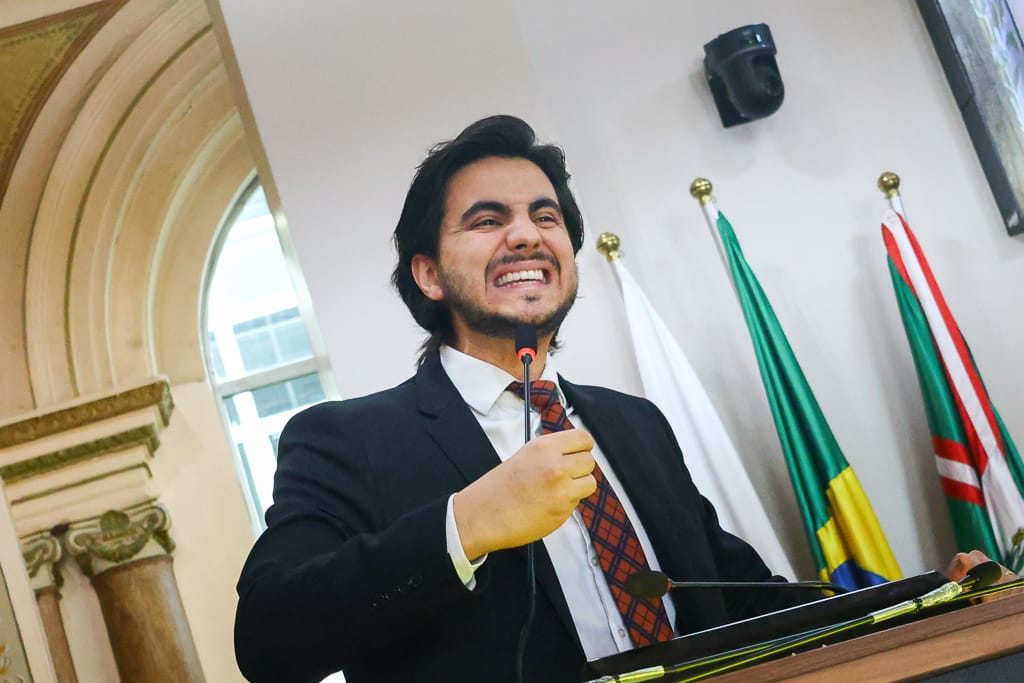 homem branco de gravata