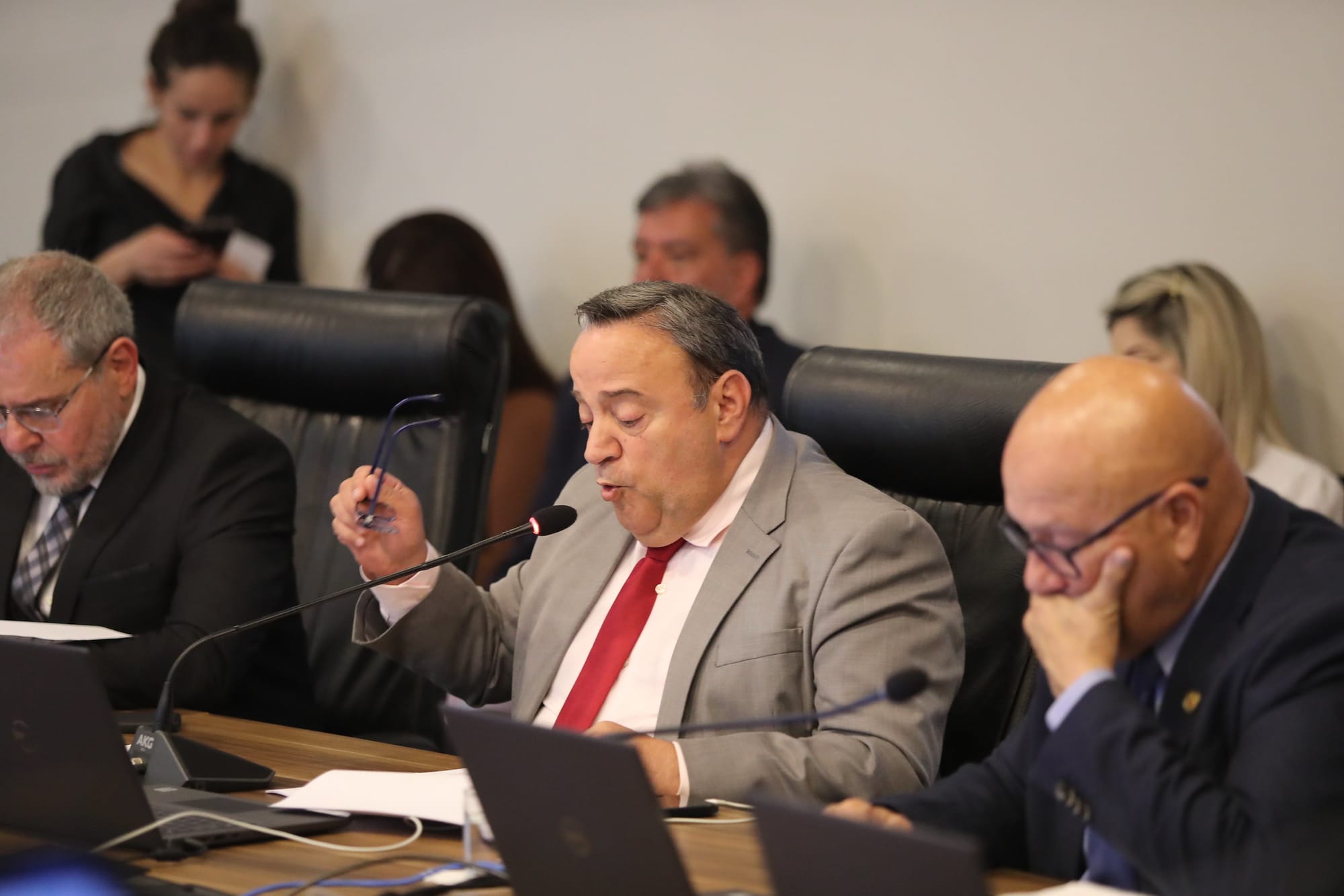 Projetos do TJ reajustam custas judiciais e taxas de cartórios no Paraná em até 647%