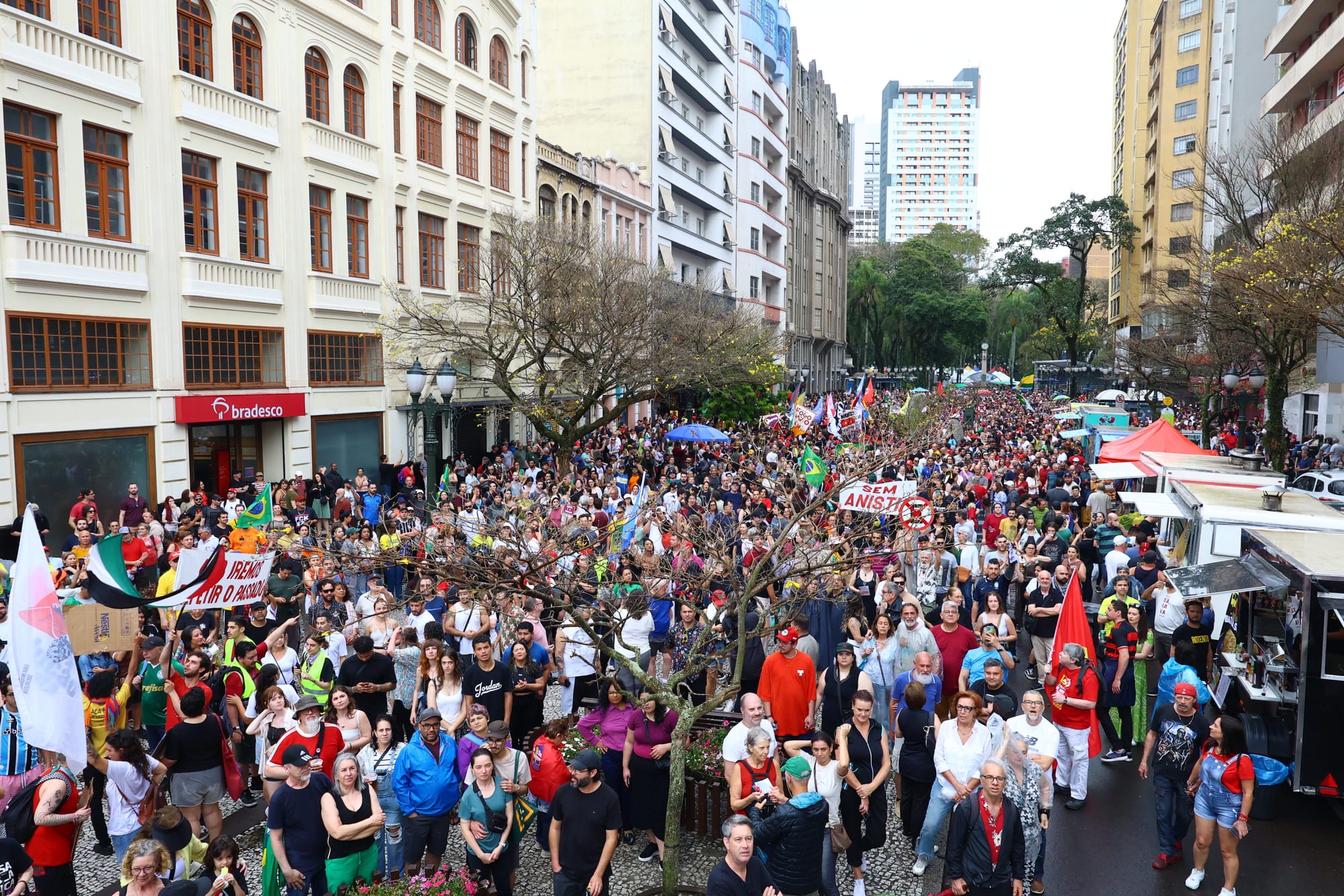 Mesmo debaixo de chuva, multidão toma Boca Maldita contra anistia e PEC da Blindagem