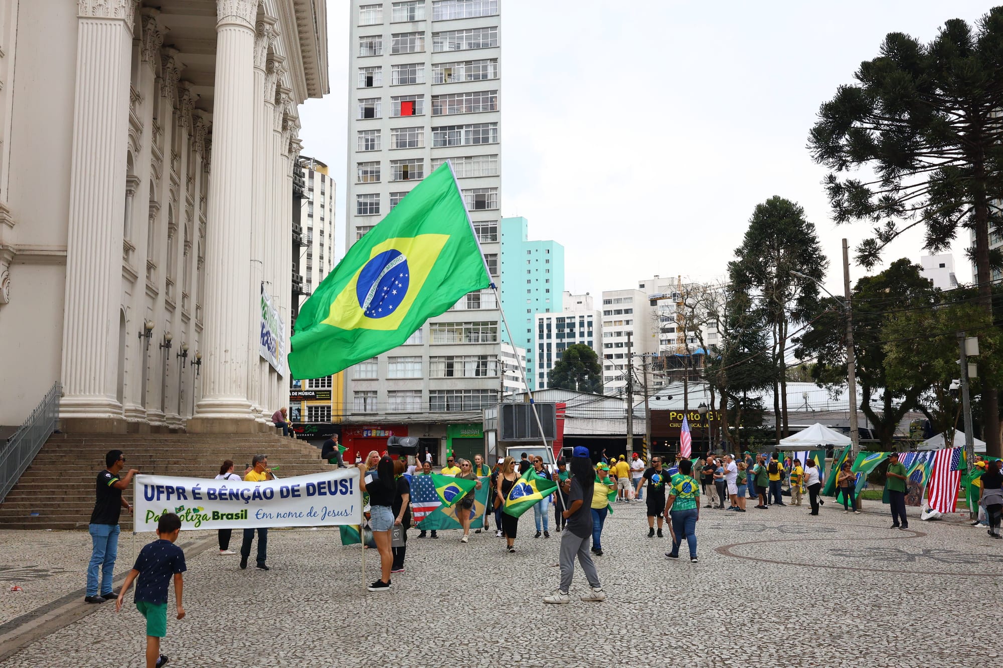 Ato da direita mal lota escadaria da UFPR