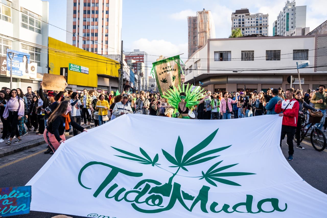 pessoas segurando bandeira branca a favor da maconha