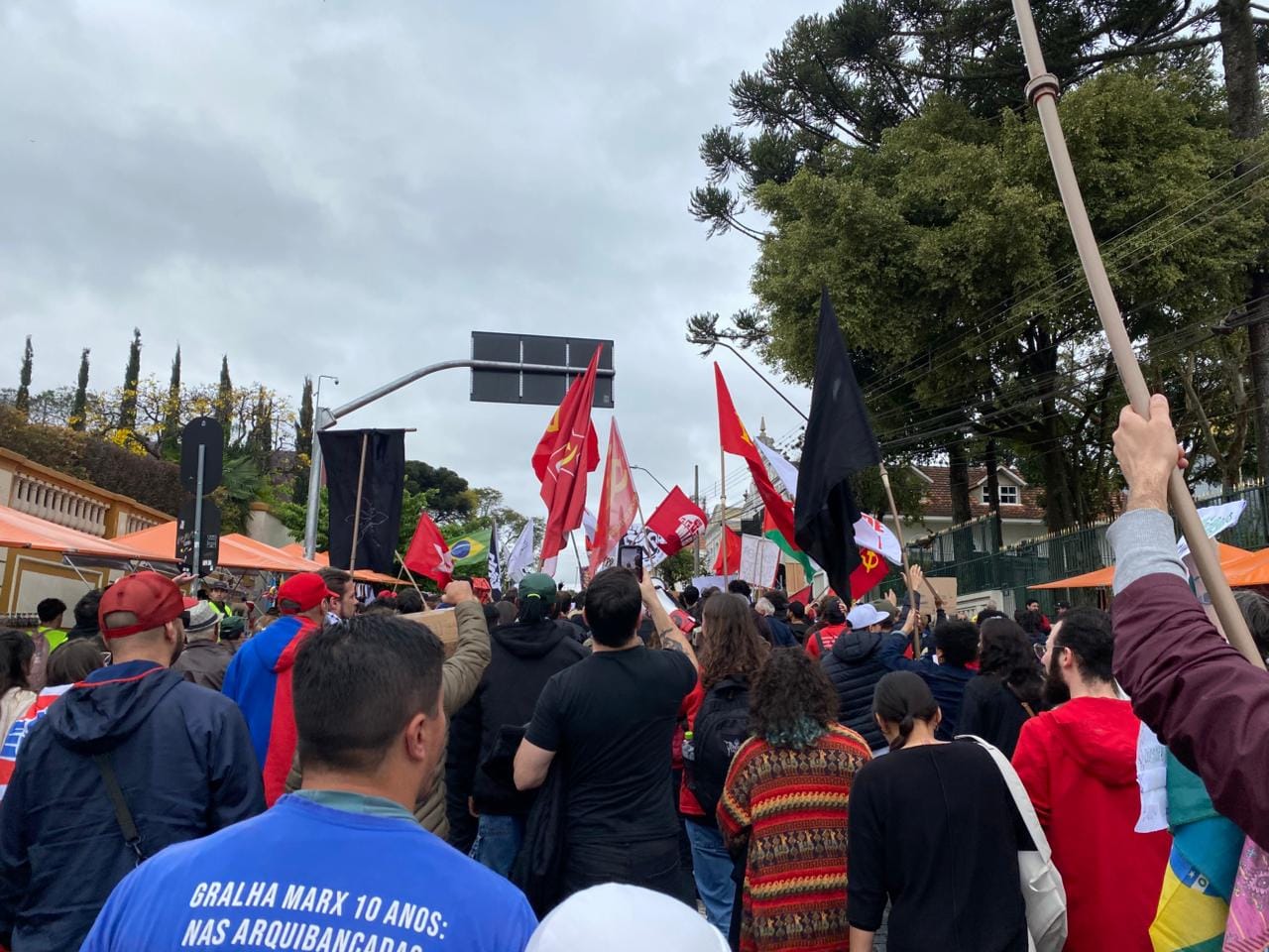 manifestantes sobem largo da ordem