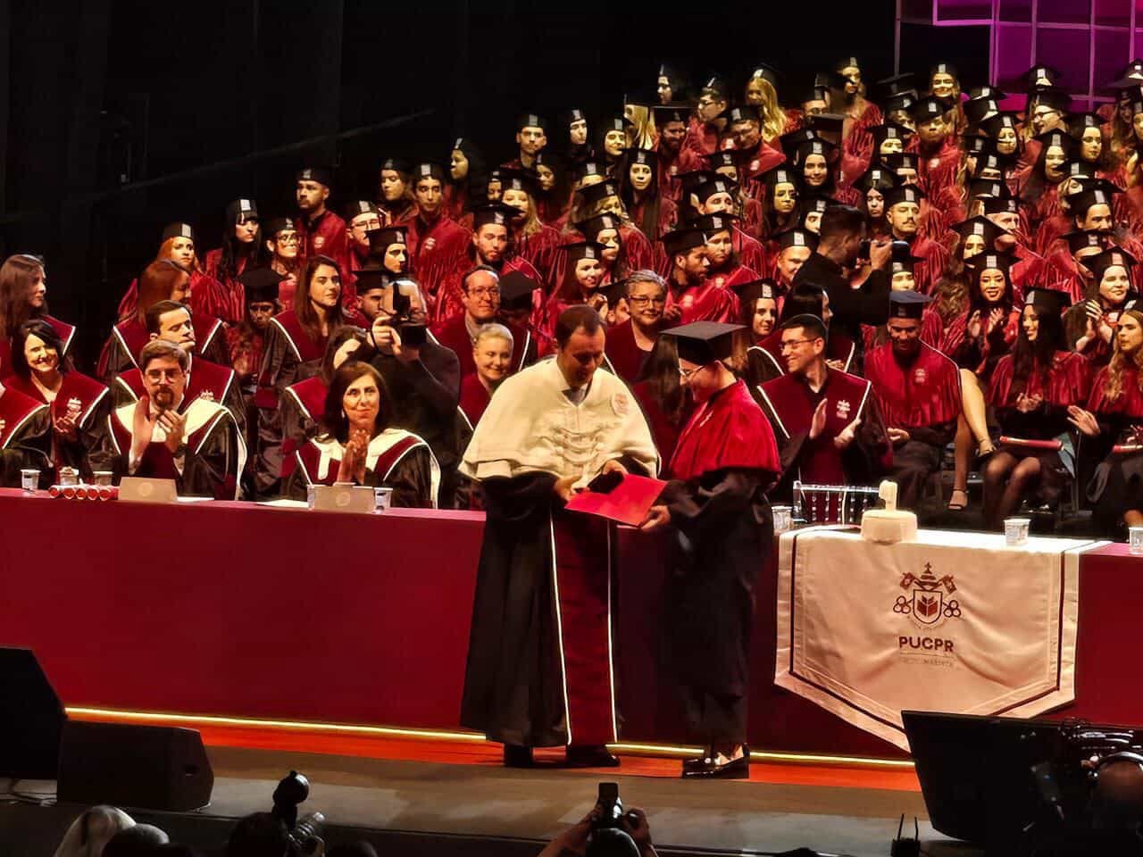 Pela primeira vez, aluno trans recebe prêmio Marcelino Champagnat da PUCPR