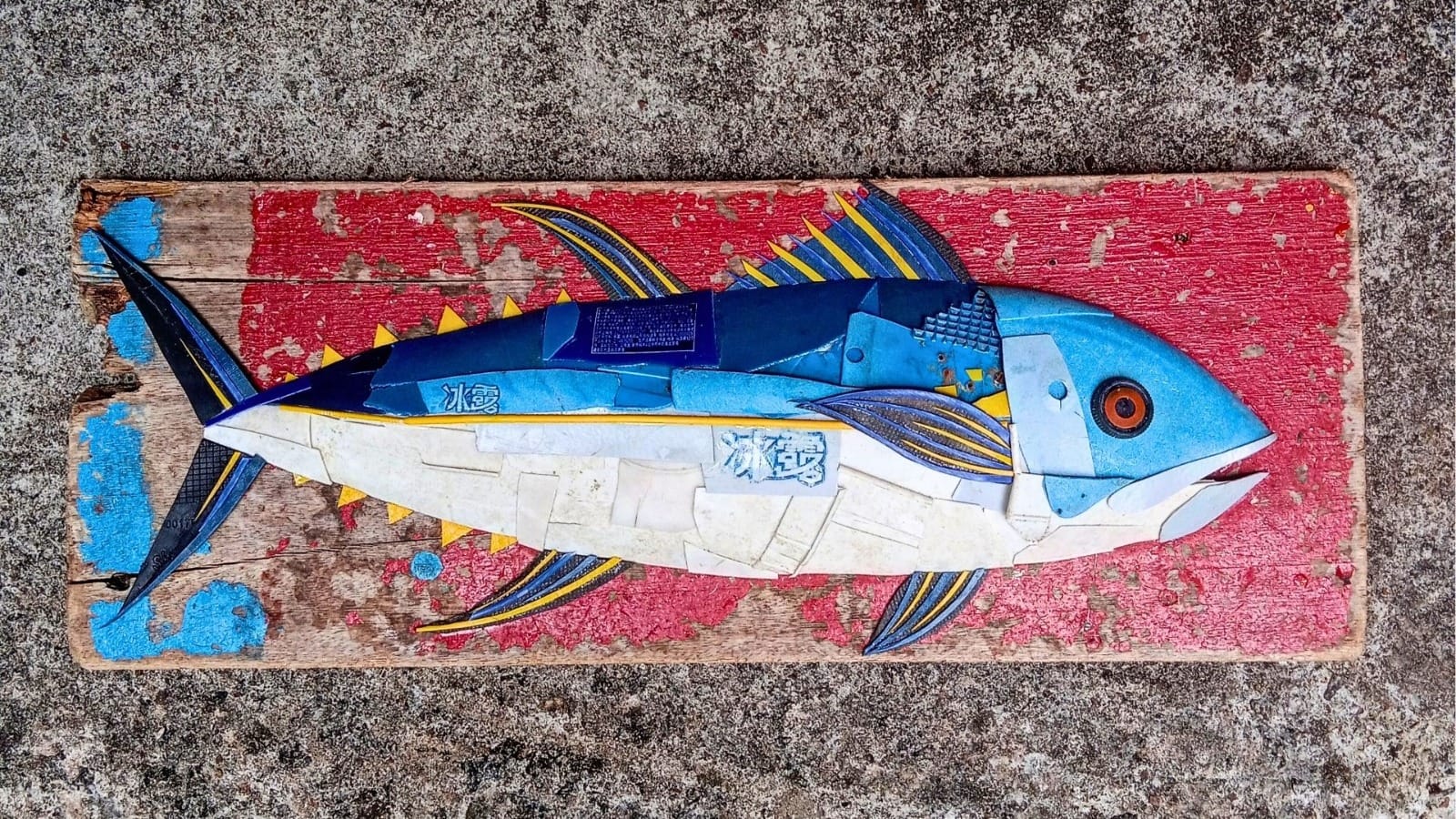 Artista abre mostra de obras feitas com resíduos coletados na Ilha do Mel