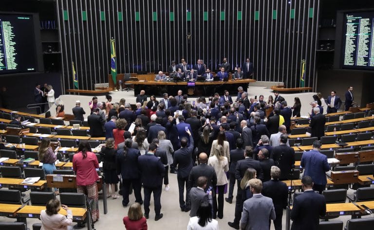 Dos 30 deputados do Paraná, 23 votaram pela urgência da anistia. Veja nomes