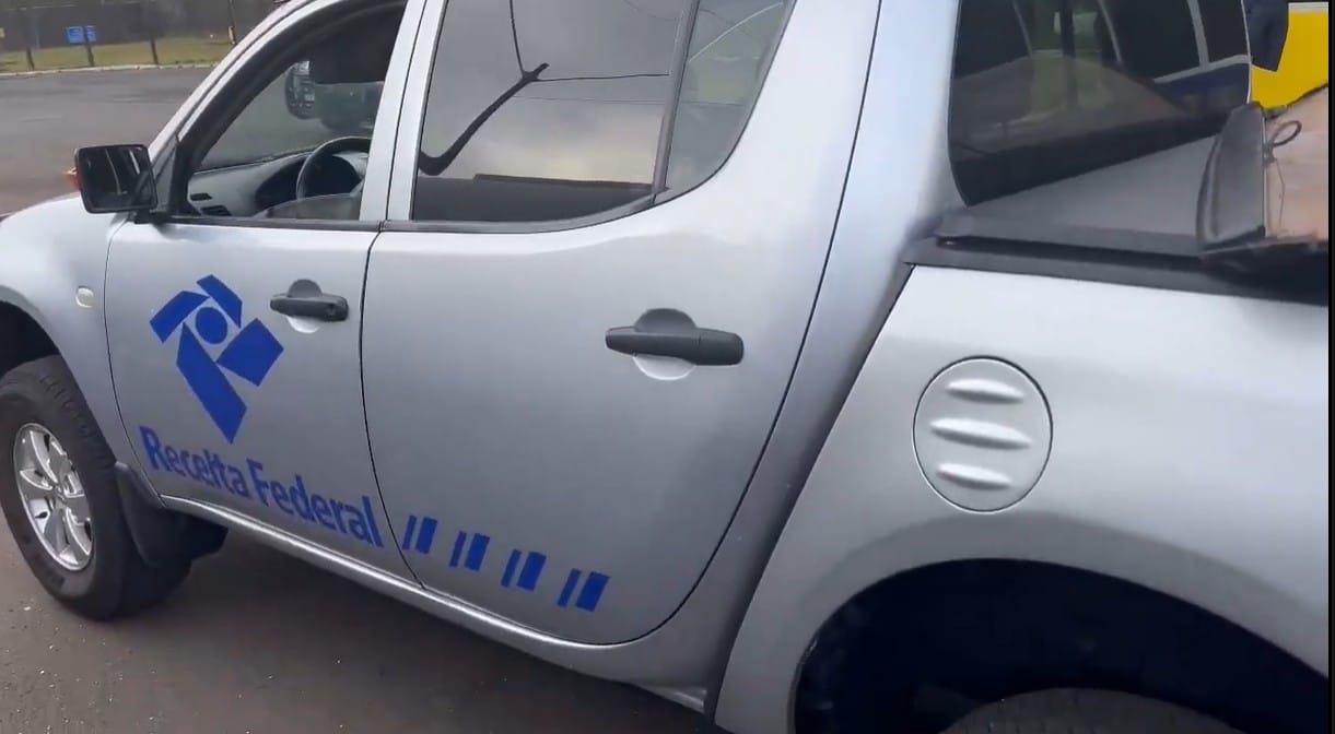 lateral de um veículo cinza escrito em azul "receita federal"