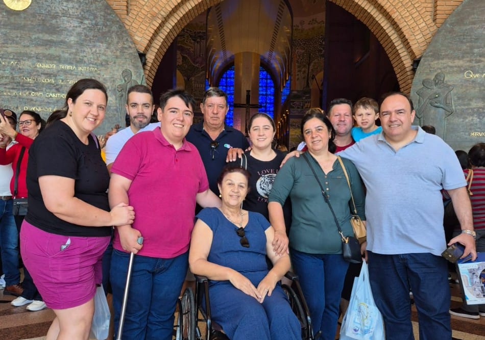 pessoas brancas sorrindo para a foto
