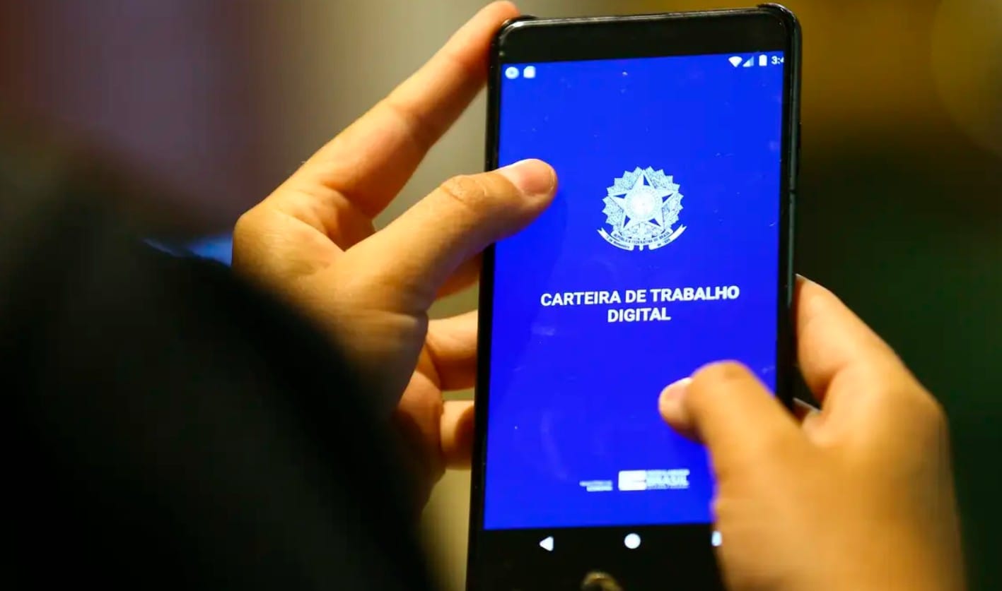 foto tela do celular aberta na carteira de trabalho