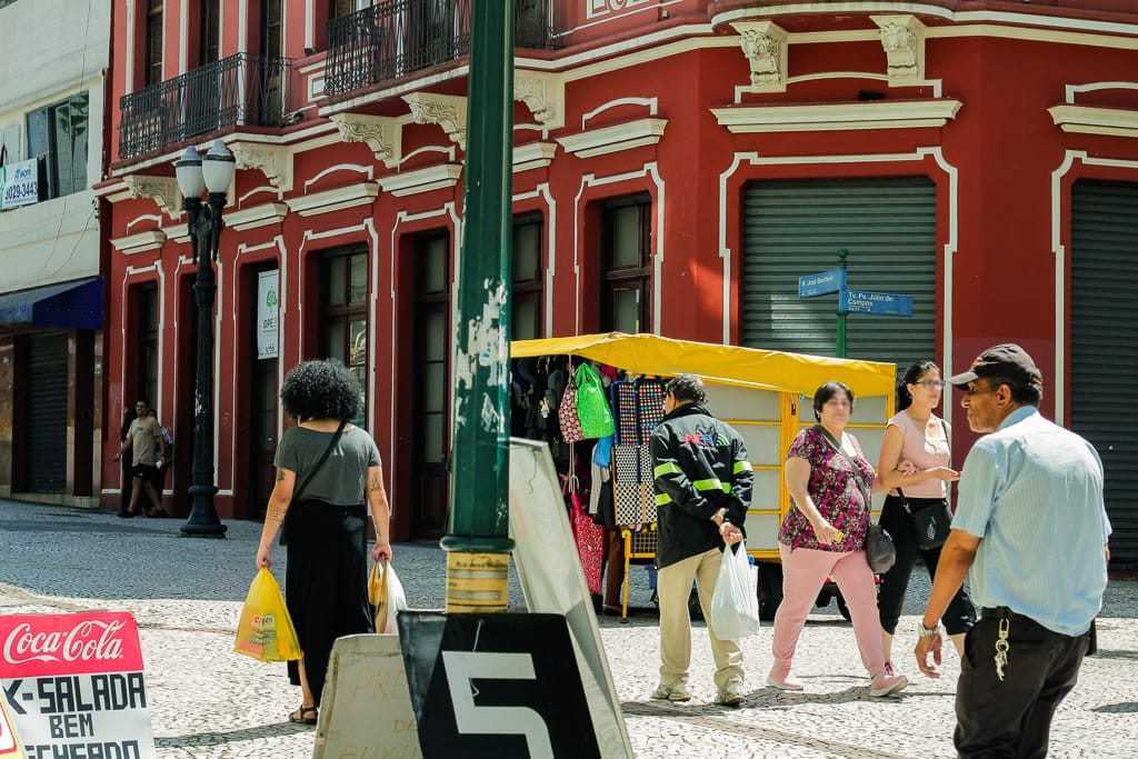 pessoas caminhando pela rua
