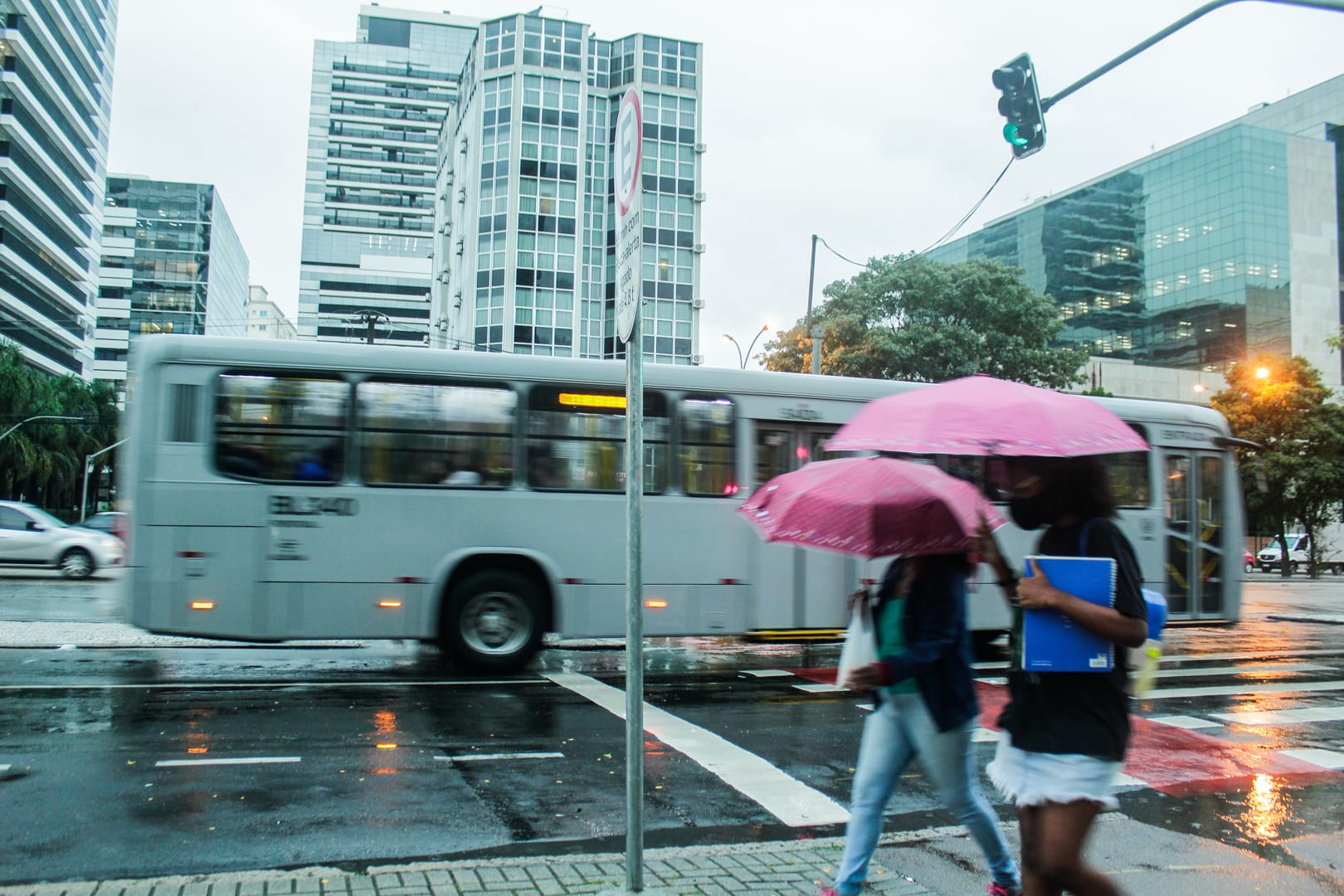 pessoas com guarda-chuva