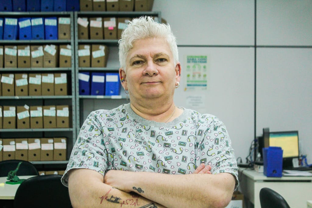 mulher branca de cabelo curto e loiro