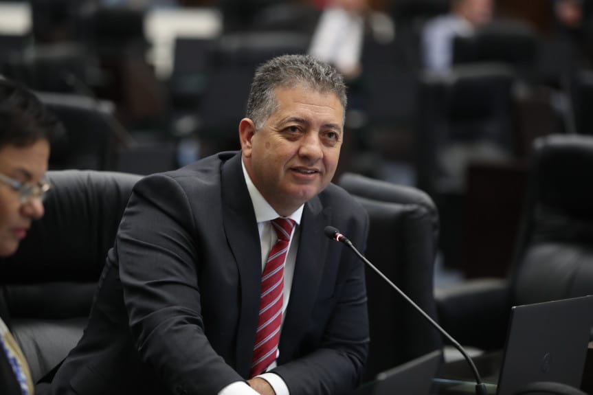 Deputado repórter homenageia Luciano Hang, empresário que processa jornalistas