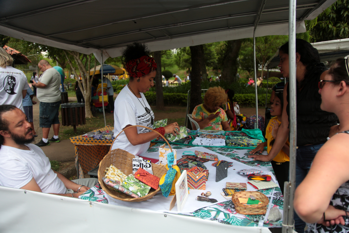 Feira Afro retorna à praça Zumbi dos Palmares