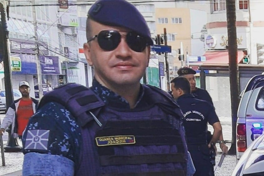 homem de farda azul