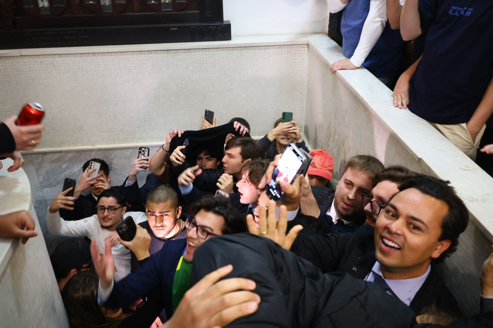 UFPR pede explicações à PM sobre invasão e notifica Câmara para apurar envolvimento de vereadores