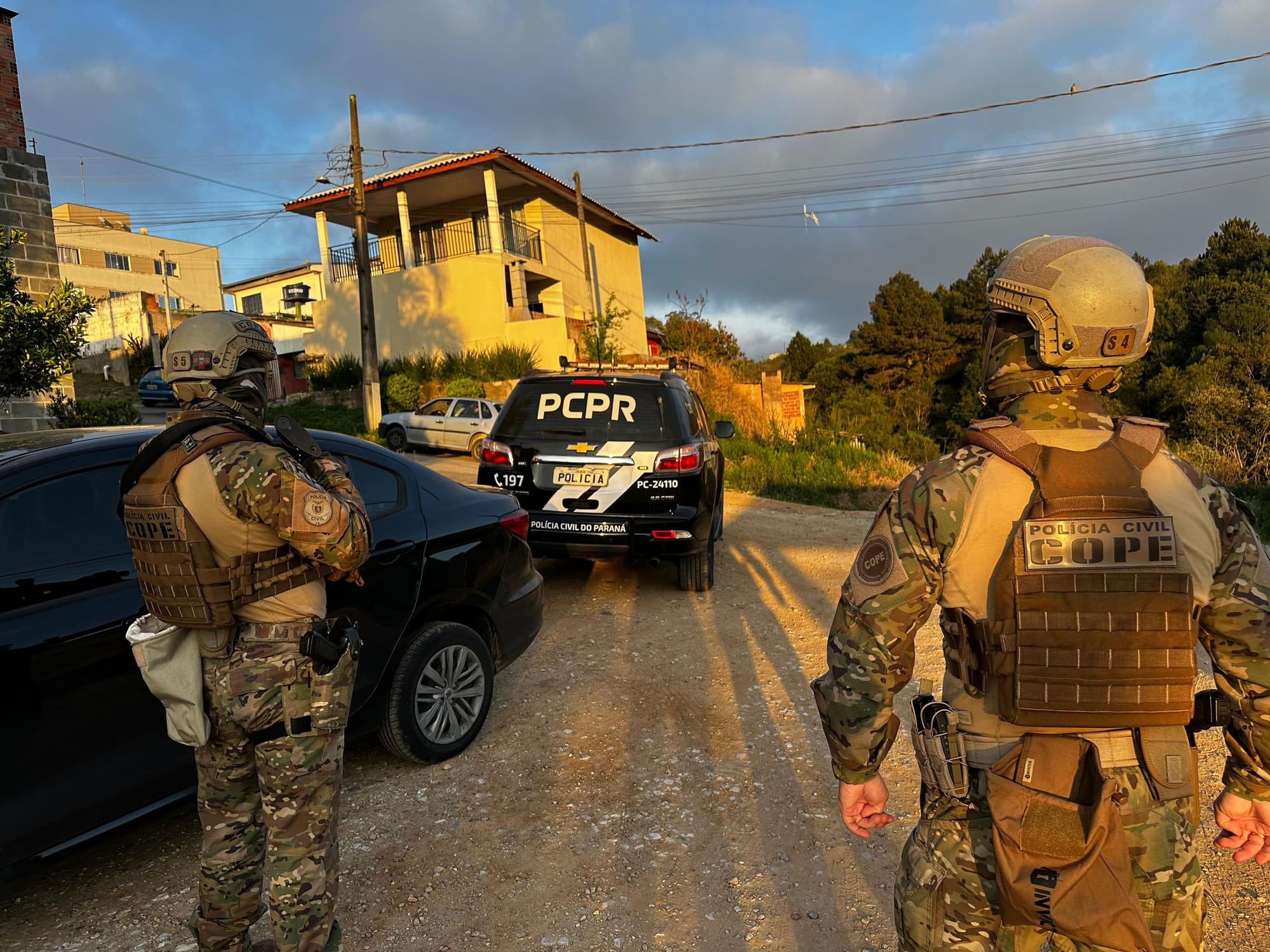 policiais e viaturas da polícia civil