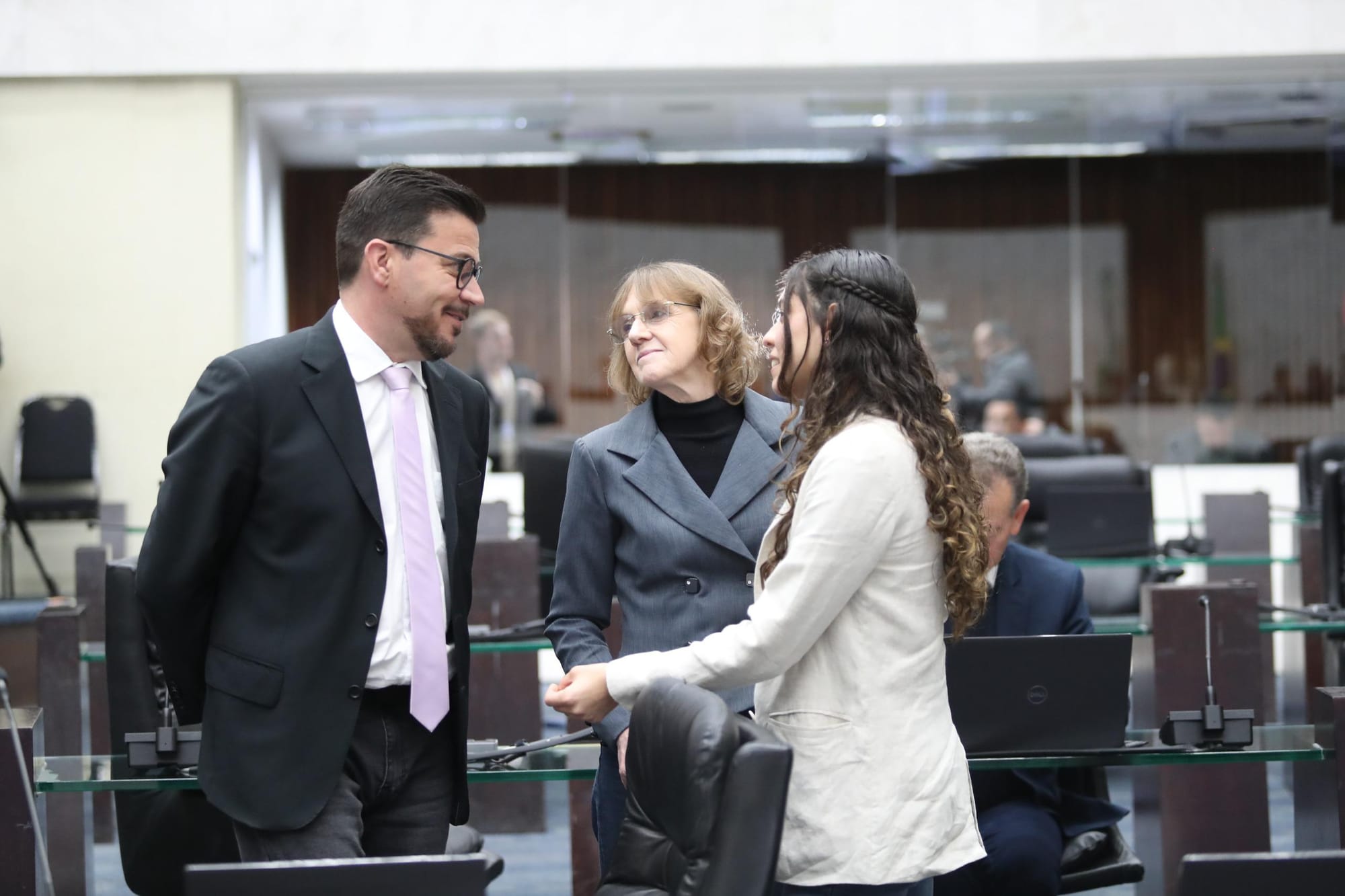 Oposição quer que governo de Ratinho arque com custos da redução do IPVA e mantenha repasses aos municípios