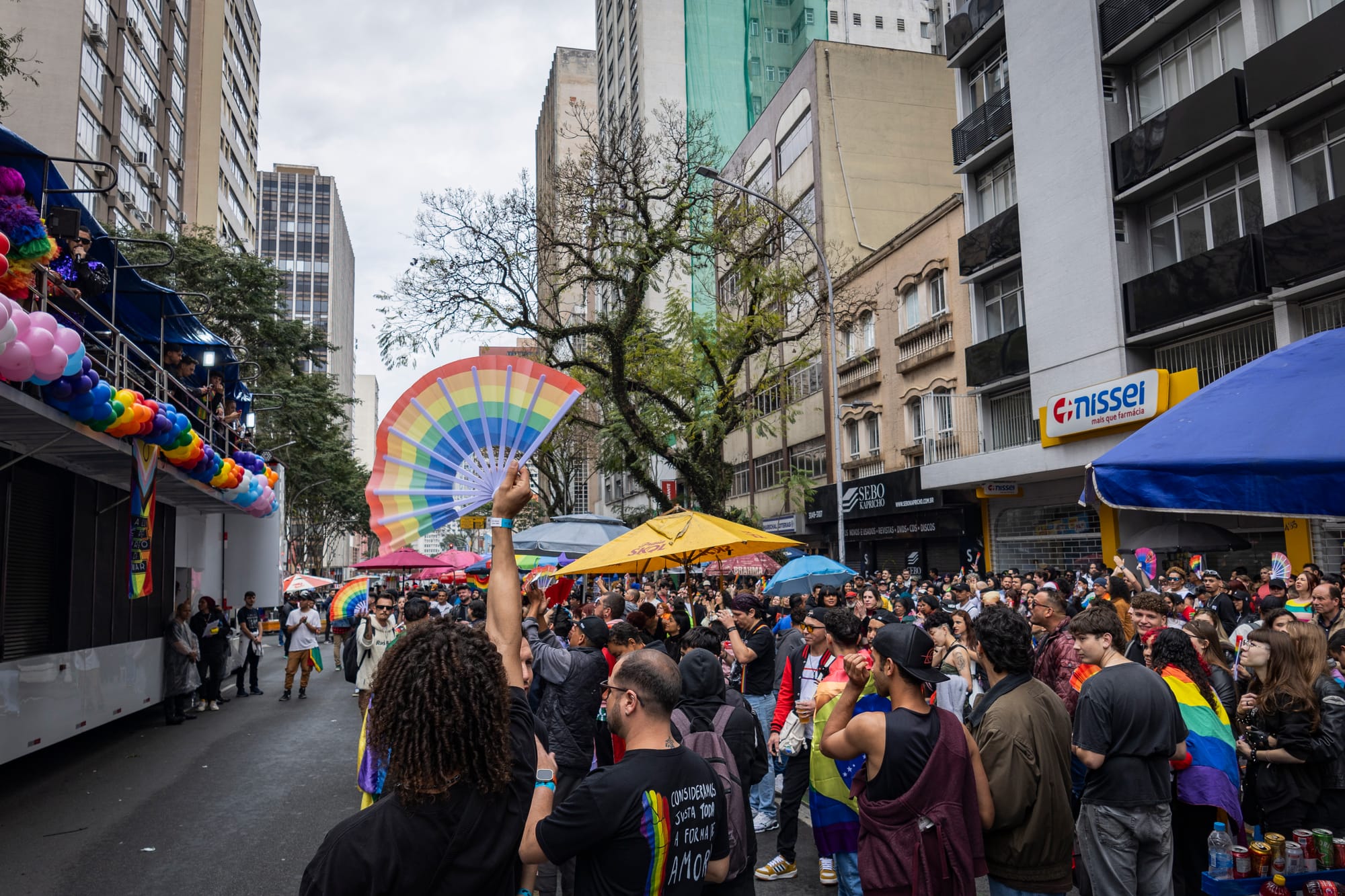 Parada da Diversidade de Curitiba tem grito contra anistia e reúne milhares