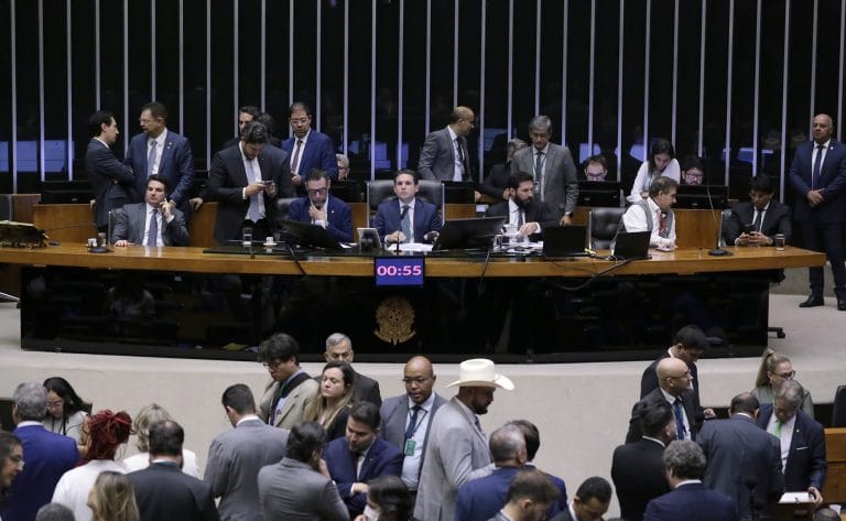 Só nove deputados do Paraná votam contra a PEC da Blindagem. Veja nomes
