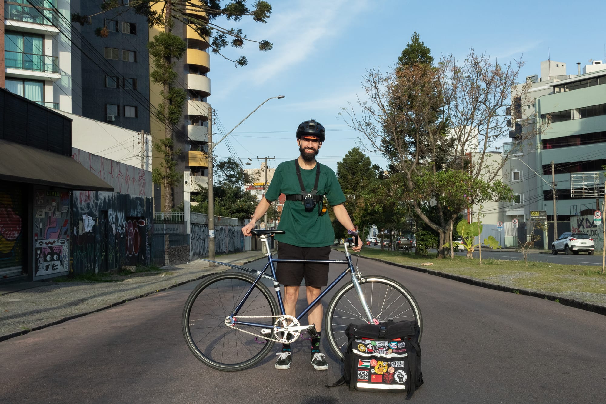 Pedalando e registrando: a rotina de um biker entre entregas e perigos