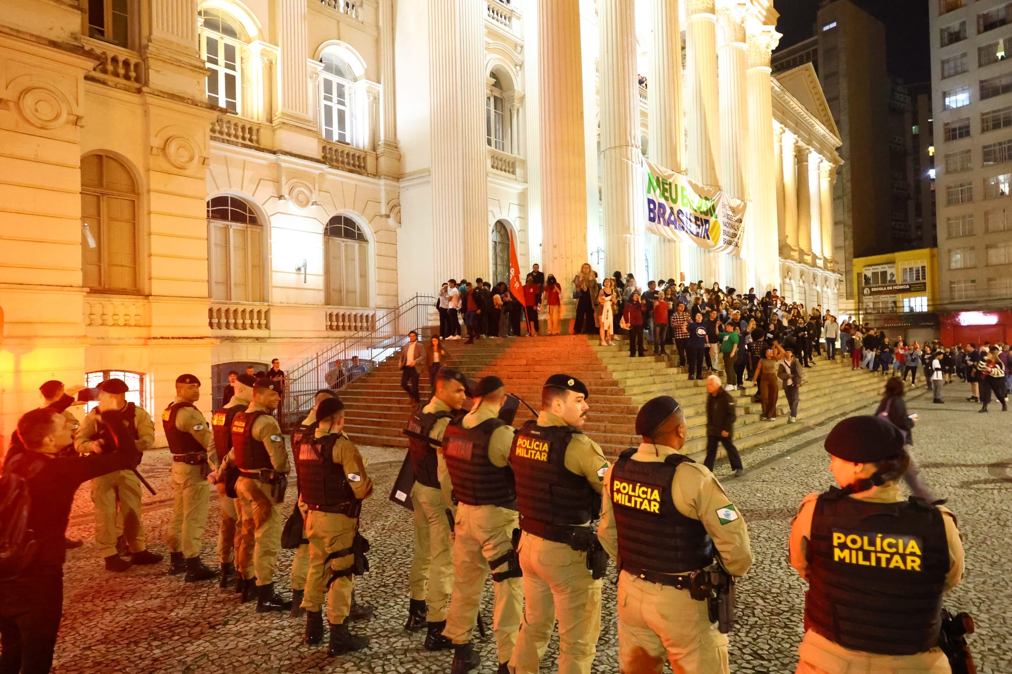 Estudantes ocupam UFPR e impedem palestra sobre "abusos" do STF; PM usa bombas e balas de borracha