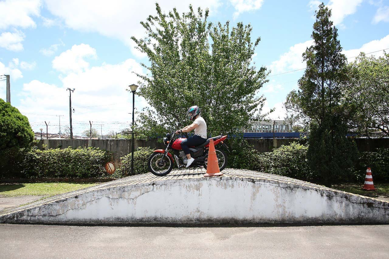 Exame prático de moto não contará mais com rampa no Paraná