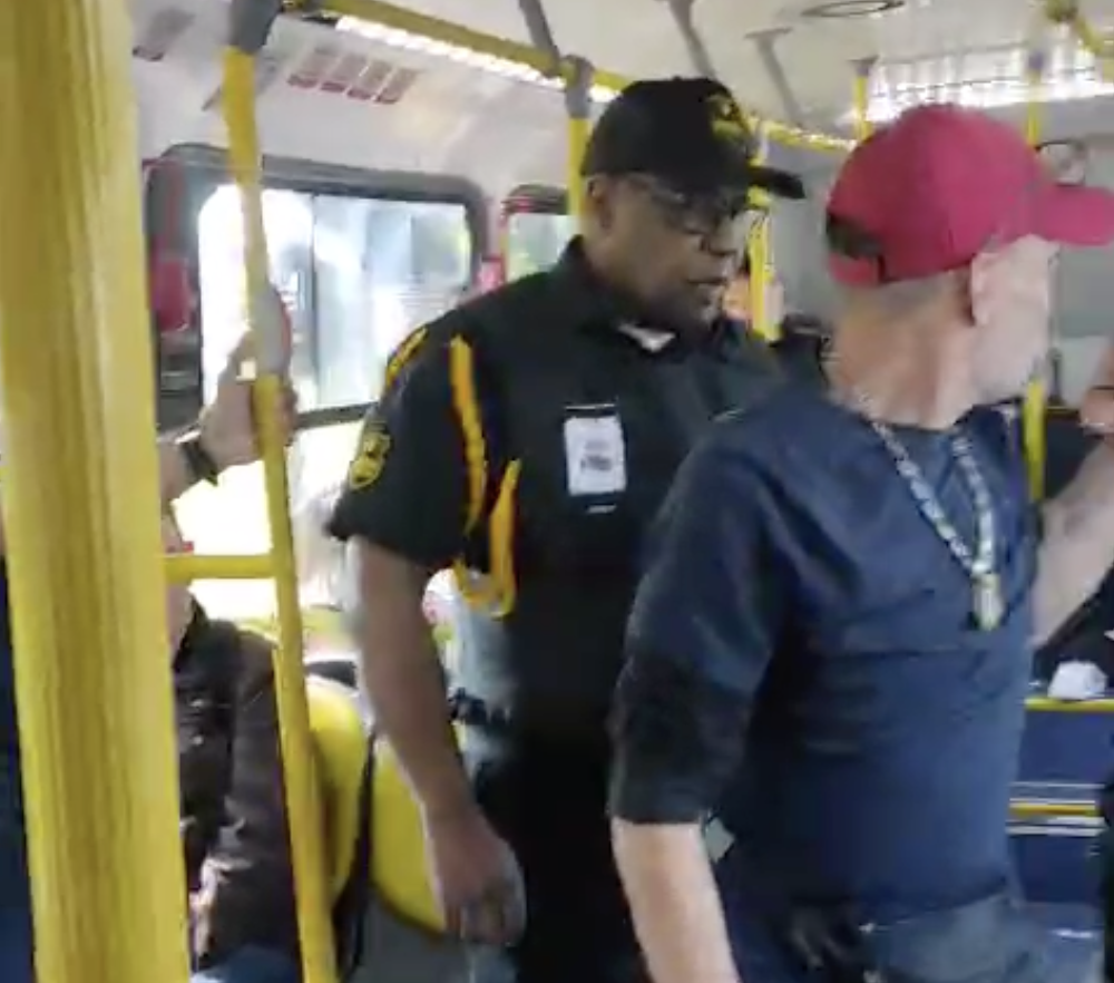 Passageiro é expulso de ônibus depois de insultos contra mulheres. Veja vídeos