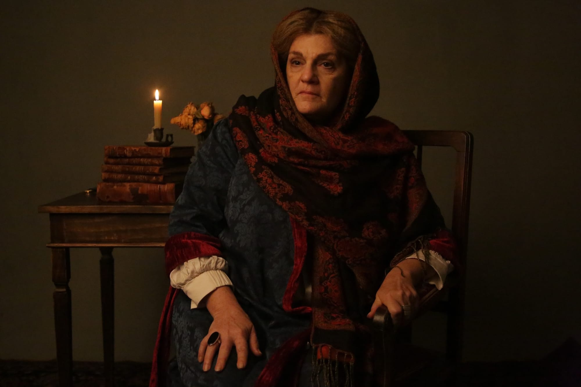 Beth Zalcman interpretando Helena Blavatsky.