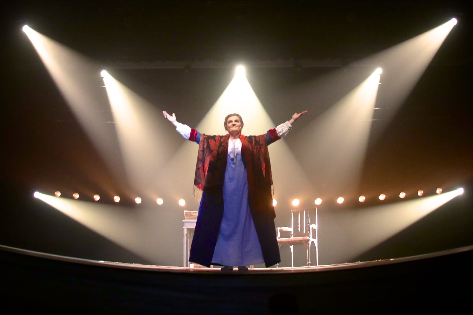 Beth Zalcman interpretando Helena Blavatsky.