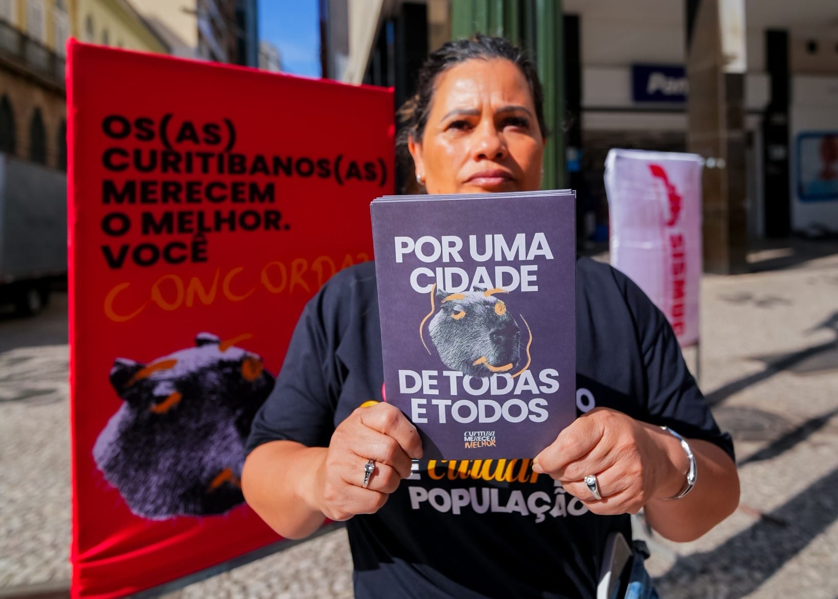 mulher parda segurando cartaz