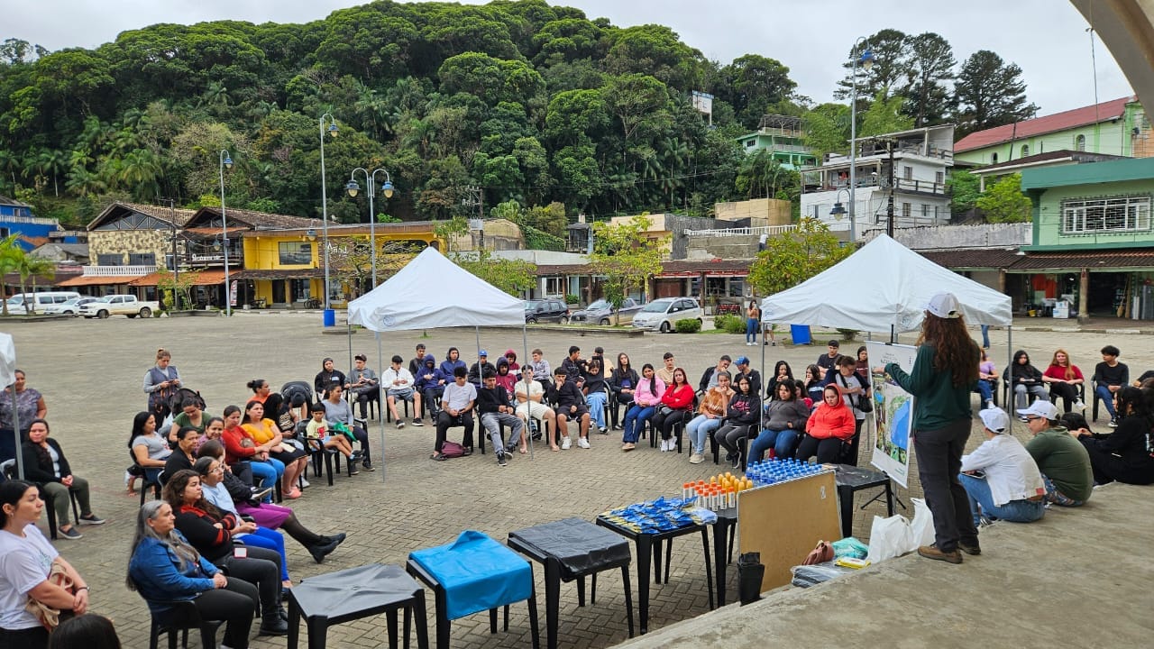 Dezenas de toneladas de lixo foram removidos do litoral do Paraná
