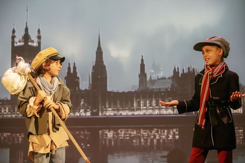 Teatro da Vila recebe o musical Oliver, com as vozes das crianças do MusicaR