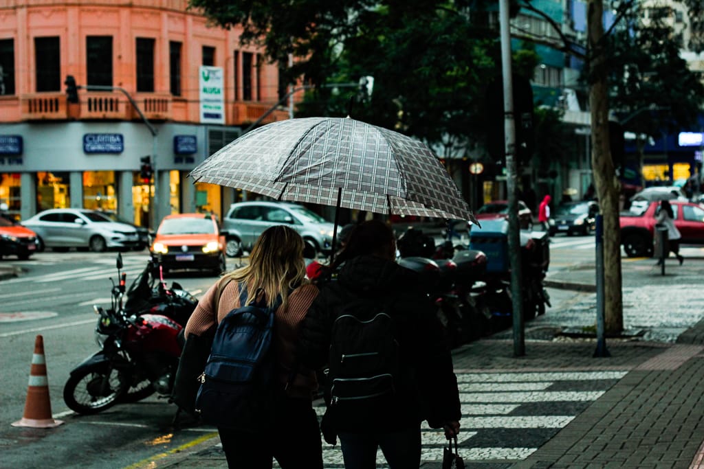 Curitiba terá final de semana com chuva, sol parcial e muitas nuvens