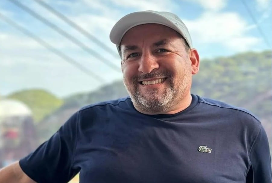 homem branco de boné