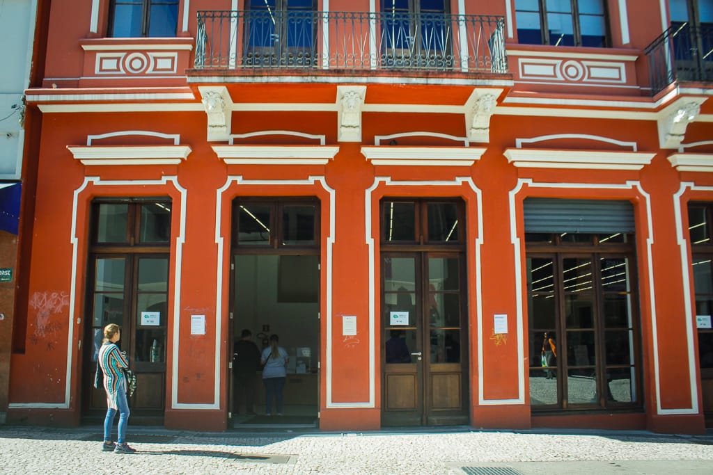 fachada de prédio vermelha