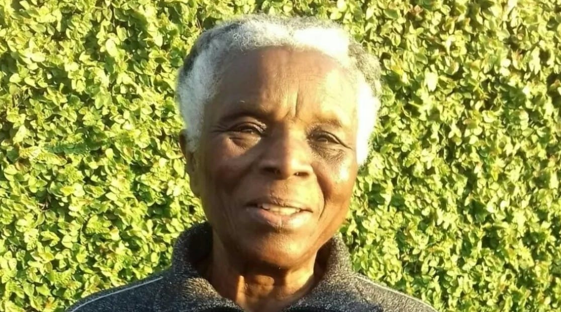 mulher negra idosa