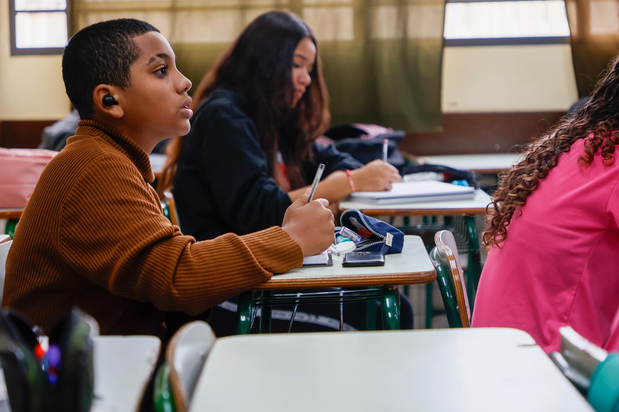 adolescente negro estudando
