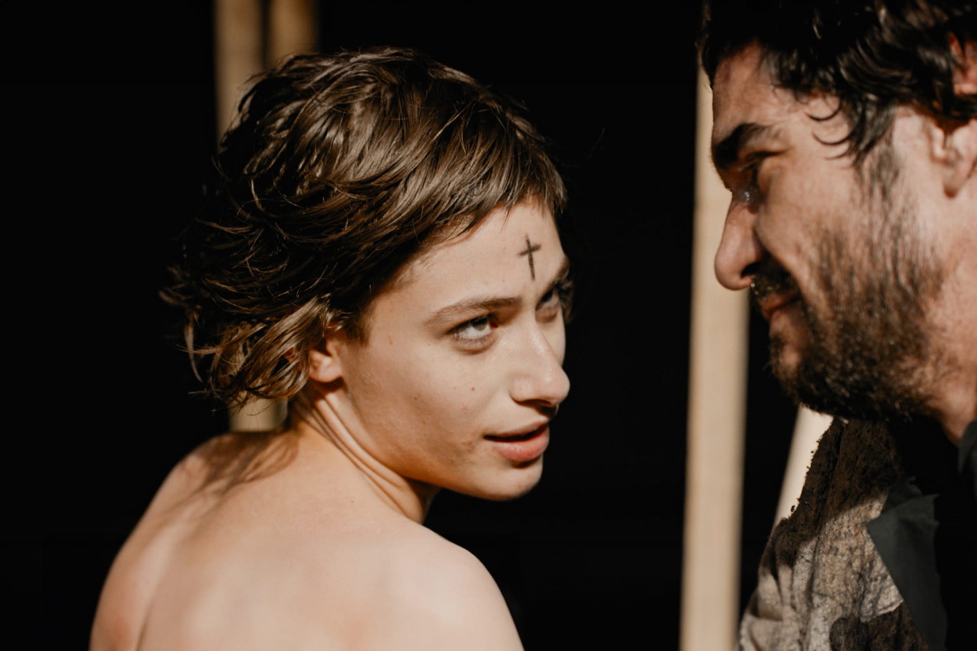 Luisa Arraes e Caio Blat em cena de "O Diabo na Rua do Meio do Redemunho", filme de Bia Lessa