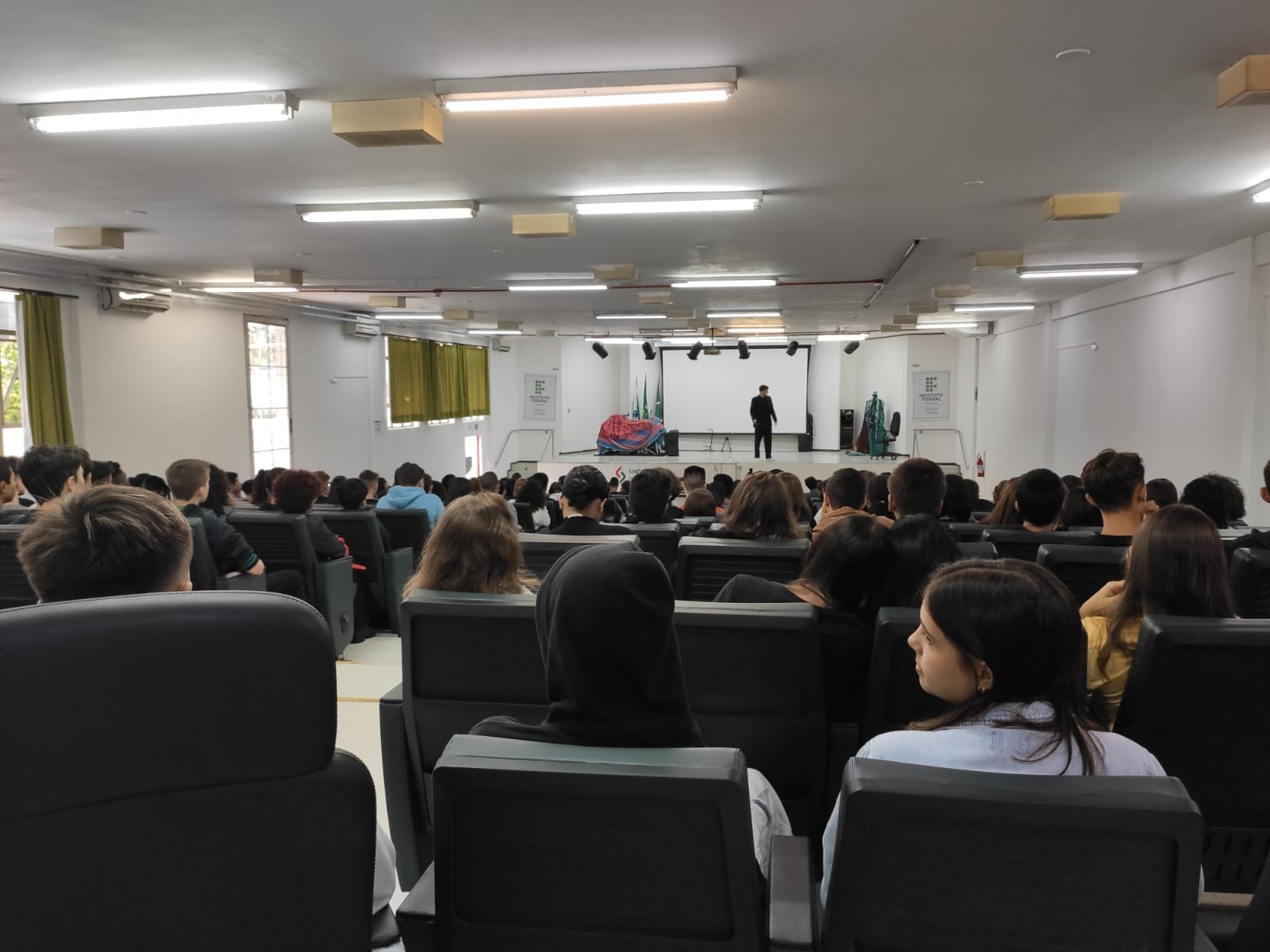 sala de aula com alunos de costas
