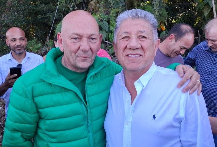 homens brancos abraçados
