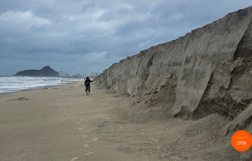 Após engorda e ressaca, praia de Matinhos ganha degrau com dois metros de altura; veja vídeos