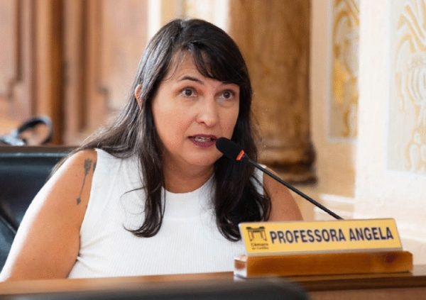 Professora Angela fica!