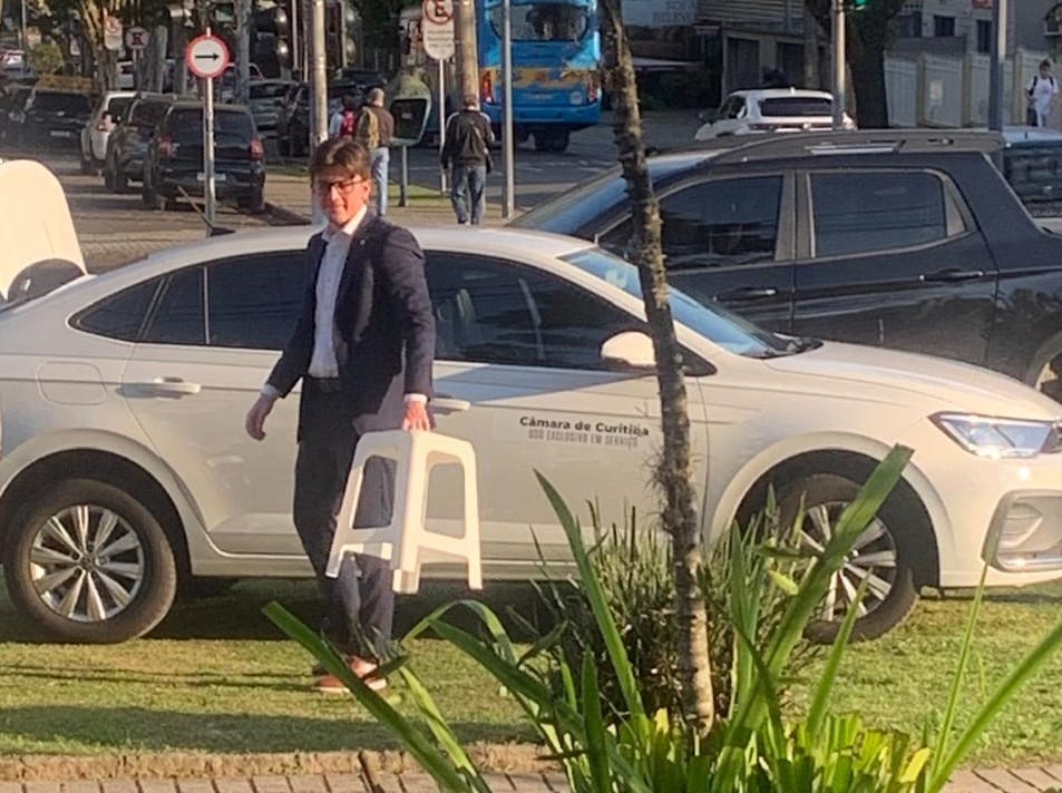 Carro da Câmara parou em local irregular para vereador Guilherme Kilter gravar vídeo