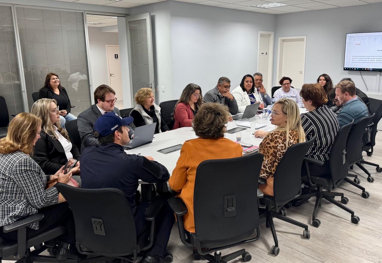Prefeitura de Curitiba propõe reposição atrasada sem pagamento retroativo a servidores