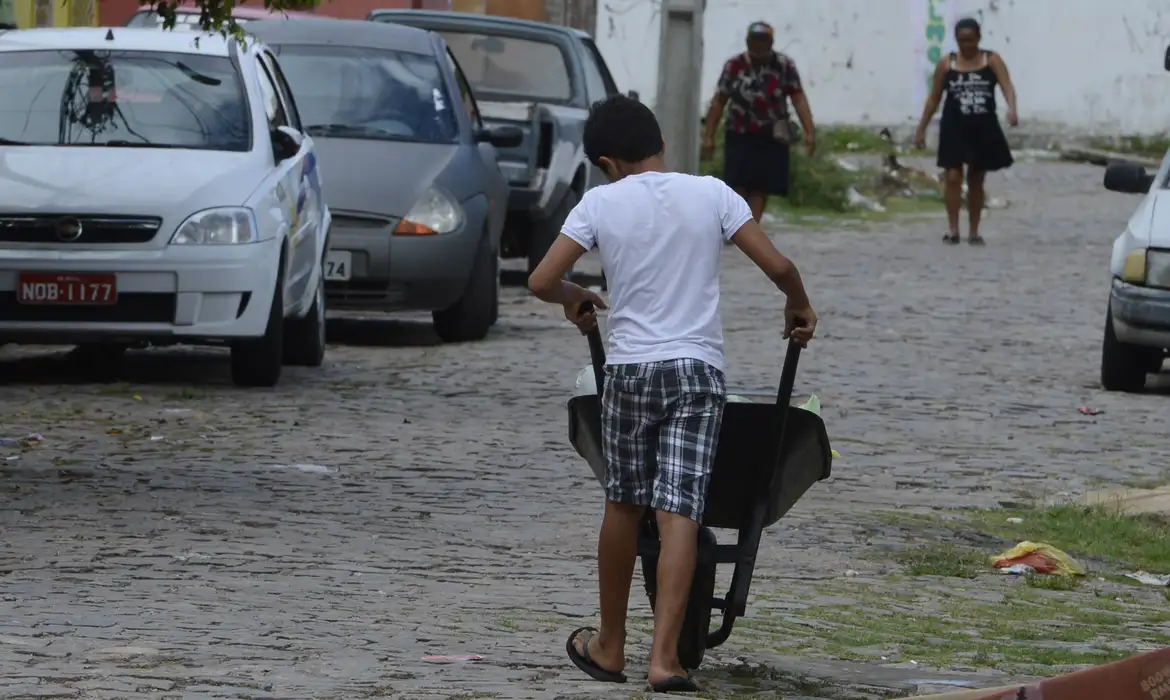 Trabalho infantil afeta 1,6 milhão de crianças e adolescentes no Brasil