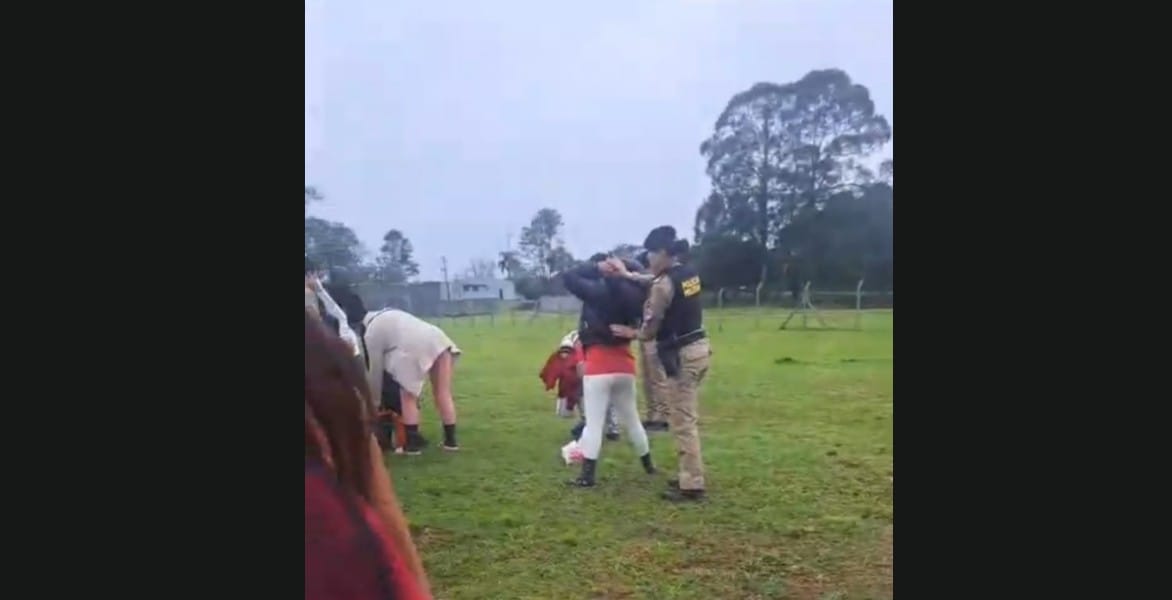 policial militar revistando pessoas