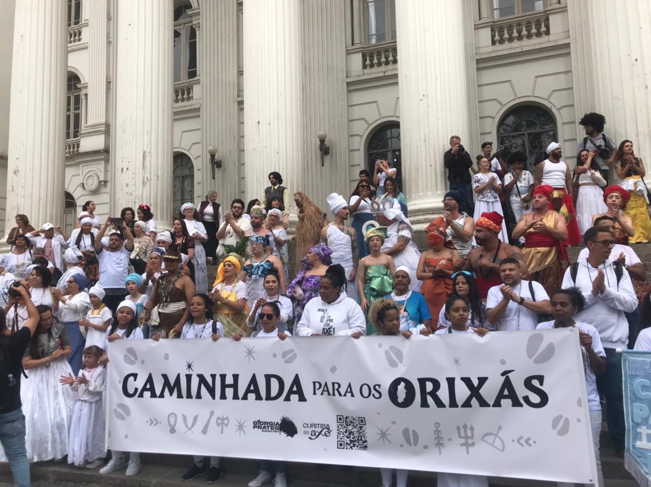 Milhares de pessoas participaram da Caminhada para os Orixás em Curitiba